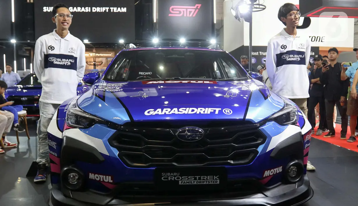 Drifter yang juga car builder Dipo Dwiki (kanan) dan CEO Garasi Drift Ziko Harnadi (kiri) berpose saat meluncurkan desain kolaborasi dengan Subaru pada International Indonesia Motor Show (IIMS) 2025 di JIExpo Kemayoran, Jakarta, Kamis (13/2/2025). (Liputan6.com/Herman Zakharia)
