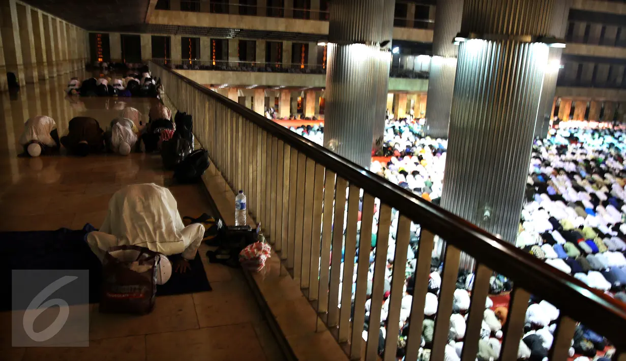 Ribuan umat muslim dari berbagai daerah menjalankan salat Shubuh di Masjid Istiqlal, Jakarta. (04/10). Mereka tiba menggunakan bus untuk menggelar aksi damai di istana Merdeka. (Liputan6.com/Johan Tallo)