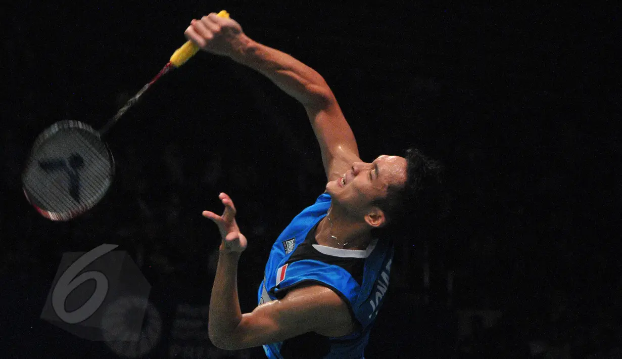 Pebulu tangkis Indonesia, Christie Jonatan saat berhadapan dengan pebulutangkis Denmark Jan O Jorgensen di perempatfinal BCA Indonesia Open Superseries Premier 2015 di Jakarta, Jumat (5/6/2015). Jonatan kalah 13- 21, 16-21. (Liputan6.com/Herman Zakharia)