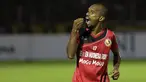Striker Semen Padang, Nur Iskandar, merayakan gol yang dicetaknya ke gawang PBFC pada laga semifinal Piala Jenderal Sudirman di Stadion Stadion Haji Agus Salim, Padang, Sabtu (16/1/2016). Semen Padang berhasil lolos ke final. (Bola.com/Reza Bachtiar)