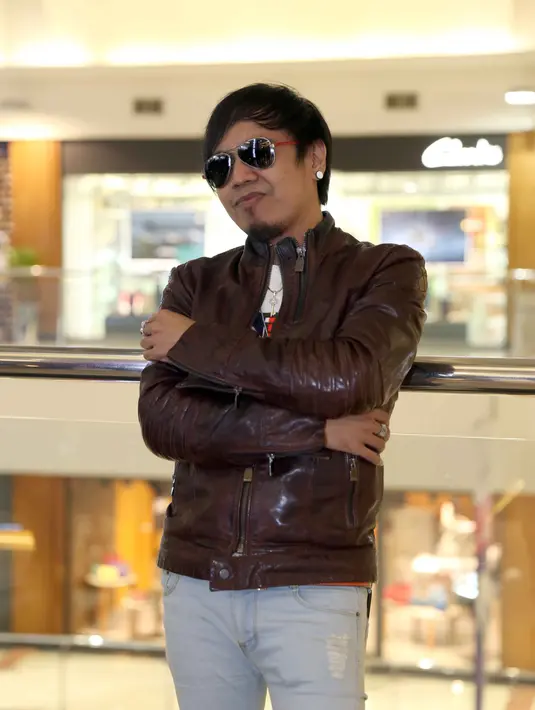 Dalam film yang syuting pada 2011 silam itu, Ian Kasela juga rela melepas kacamata. Sensasi berbeda saat di depan kamera tampil tanpa menggunakan kacamata hitamnya. Selama ini, ia identik dengan kacamata yang selalu menempel. (Nurwahyunan/Bintang.com)