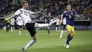 Gelandang Jerman, Marco Reus, mengontrol bola saat melawan Swedia pada laga grup F Piala Dunia di Stadion Fisht, Sochi, Sabtu (23/6/2018). Jerman menang 2-1 atas Swedia. (AP/Thanassis Stavrakis)