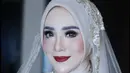 Banyak yang memuji hasil riasan wajah yang rupawan ini, bahkan ada yang mengira dirinyalah yang menjadi pengantin.  [@elmatheana].