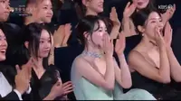 Reaksi Hyeri Atas Kemunculan Jung Woo Sung di Blue Dragon Film Awards 2024 Panen Pujian