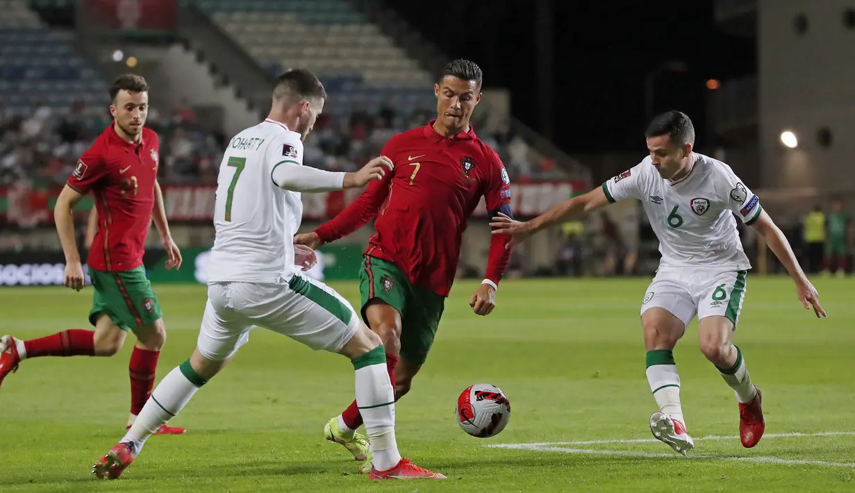 Pemain Portugal Cristiano Ronaldo (tengah) menggiring bola saat melawan Irlandia pada pertandingan kualifikasi grup A Piala Dunia 2022 di Stadion Algarve, luar Faro, Portugal, Rabu (1/9/2021). Ronaldo mencetak dua gol saat Portugal menang 2-1. (AP Photo/Armando Franca)
