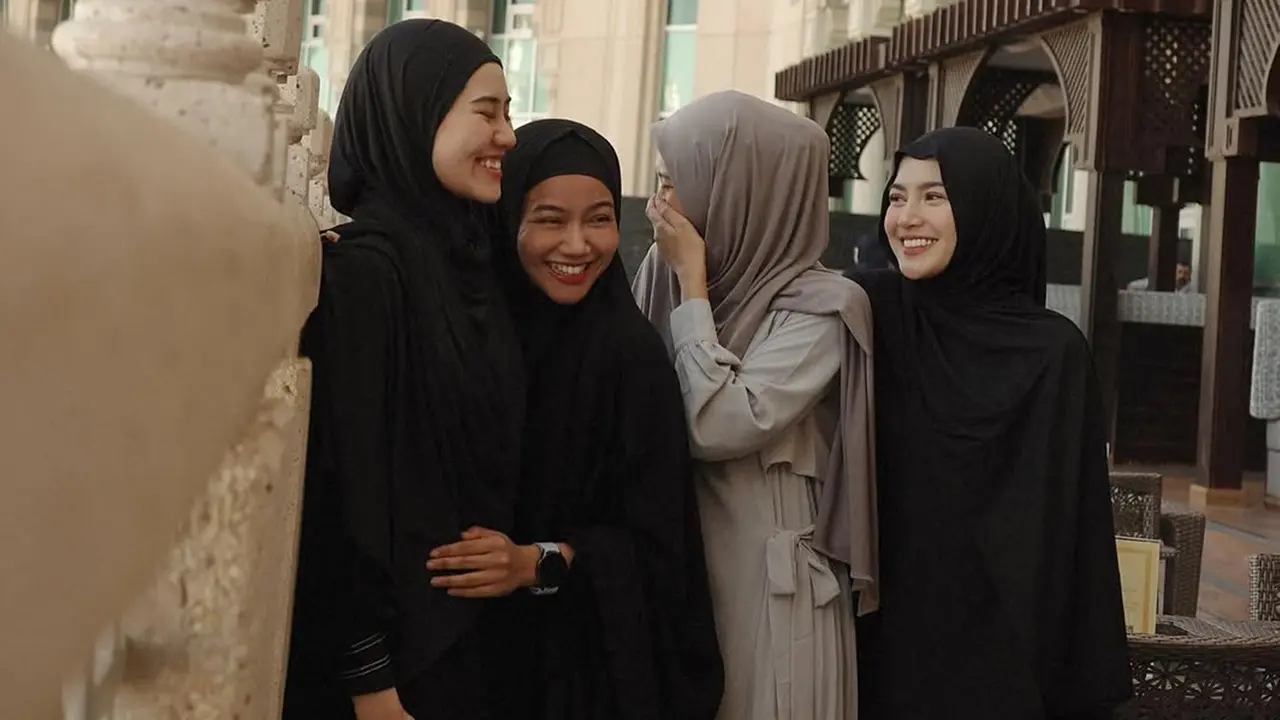 Potret Mahalini, Aaliyah, Yura Yunita dan Sheila Dara di Makkah, Adem Berhijab