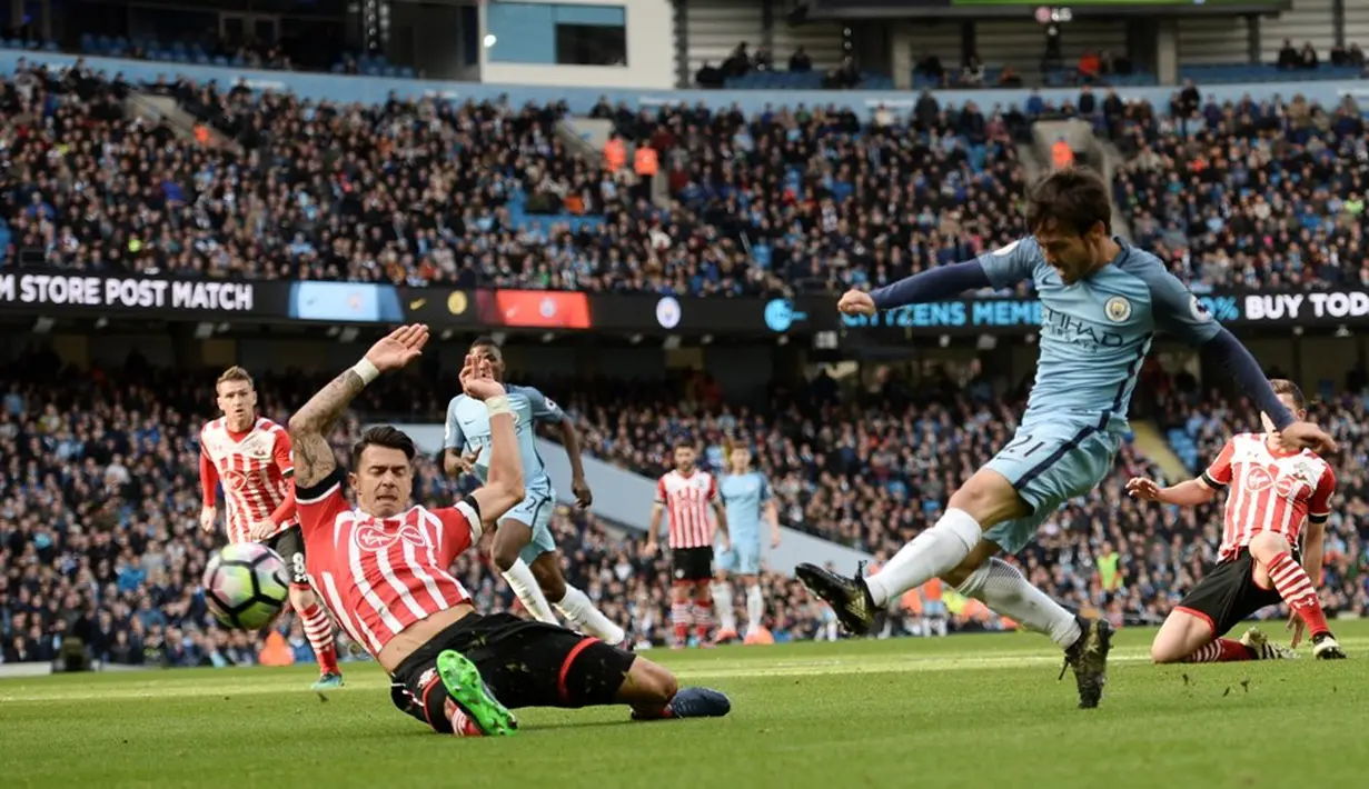 Pemain Manchester City, David Silva (kanan), melepaskan tembakan ke arah gawang Southampton dalam laga Premier League di Stadion Etihad, Manchester, Minggu (23/10/2016). (AFP/Oli Scarff)