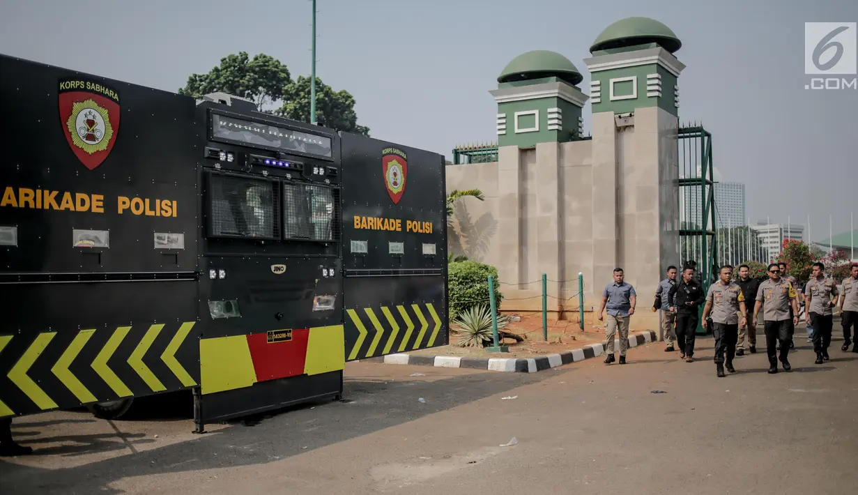 Wakapolda Brigjen Pol Wahyu Hadiningrat meninjau kesiapan pengamanan jelang aksi unjuk rasa di Gedung DPR/MPR, Jakarta, Selasa (24/9/2019). Sedikitnya 18.000 personel gabungan diturunkan untuk mengamankan jalannya unjuk rasa mahasiswa dan masyarakat di depan Gedung DPR. (Liputan6.com/Faizal Fanani)