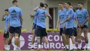 Pemain timnas Argentina Rodrigo De Paul (tengah) yang baru saja tiba langsung memeluk Lionel Messi dalam sesi latihan di Kamp Pelatihan Julio Humberto Grondona, Ezeiza, Argentina, Rabu (21/3/2023). (AFP/Juan Mabromata)