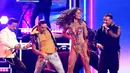 Luis Fonsi dan Daddy Yankee serta Miss Universe 2006, Zuleyka Rivera membawakan Despacito di panggung Grammy Awards 2018 di New York, Minggu (28/1). Keduanya menyanyikan versi asli lagu Despacito dalam bahasa Spanyol secara utuh. (Matt Sayles/Invision/AP)