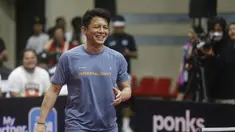 Pertandingan pertama mempertemukan dua vokalis tampan yakni Ariel NOAH dan Dikta. Dari pertandingan tersebut, Ariel akhirnya berhasil menaklukkan Dikta. Ia kemudian melaju ke final untuk bertanding melawan Desta. (KapanLagi.com/Bayu Herdianto)