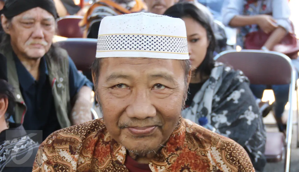 Komedian Cahyono saat melayat ke rumah duka Alm Eko Koeswoyo alias Eko DJ di kawasan Pondok Kelapa, Jakarta, Selasa (28/3). Eko Dj meninggal dunia karena penyakit jantung dan gagal ginjal yang dideritanya. (Liputan6.com/Herman Zakharia)