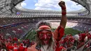 Suporter Denmark bergaya saat menonton negaranya melawan Prancis di Stadion Luzhniki, Moskow, Selasa (26/6/2018). (AFP/Yuri Cortez)