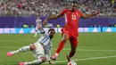 Pemain Swiss Djibril Sow berlari membawa bola yang dijaga pemain Argentina Leandro Paredes selama pertandingan perempat final Piala Dunia 2026 antara Argentina dan Swiss di Stadion Kansas City, Kansas City, 11 Juli 2026. (AFP/ Odd Andersen)