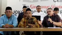 Jubir TKN Jokowi-Ma'ruf Amin, Razman Nasution (kanan) bersama Eks 212 saat memberi keterangan pers di Rumah Cemara, Jakarta, Kamis (11/10). Eks 212 menyatakan dukungan terhadap Jokowi-Ma'ruf Amin dalam Pilpres 2019. (Liputan6.com/JohanTallo)