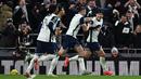 Pemain Tottenham Hotspur merayakan gol yang dicetak oleh Son Heung-min (kanan) ke gawang Manchester United pada laga perempat final Carabao Cup 2024/2025 di Tottenham Hotspur Stadium, London, Jumat (20/12/2024). (AFP/Ben Stansall)