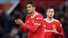 Raphael Varane merupakan pemain yang baru didatangkan MU pada musim ini. Penampilannya cukup stabil di saat rekan duetnya Harry Maguire tampil buruk di jantung pertahanan. Ia mampu tampil cukup stabil meski sempat diganggu cedera pada awal musim. (AFP/Lindsey Parnaby)