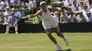 Petenis Spanyol, Garbine Muguruza berusaha mengembalikan bola saat melawan petenis Jerman, Angelique Kerber pada tenis tunggal putri hari ketujuh di Wimbledon Tennis Championships, London, (10/7/2017). (AP/Tim Ireland)