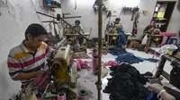Pekerja menyelesaikan pembuatan konveksi pakaian lebaran di R. Clarisi Collection pada sentra Usaha Mikro Kecil dan Menengah (UMKM) Konveksi Bulak Timur, Depok, Jawa Barat, Senin, (17/3/2025). (merdeka.com/Arie Basuki)