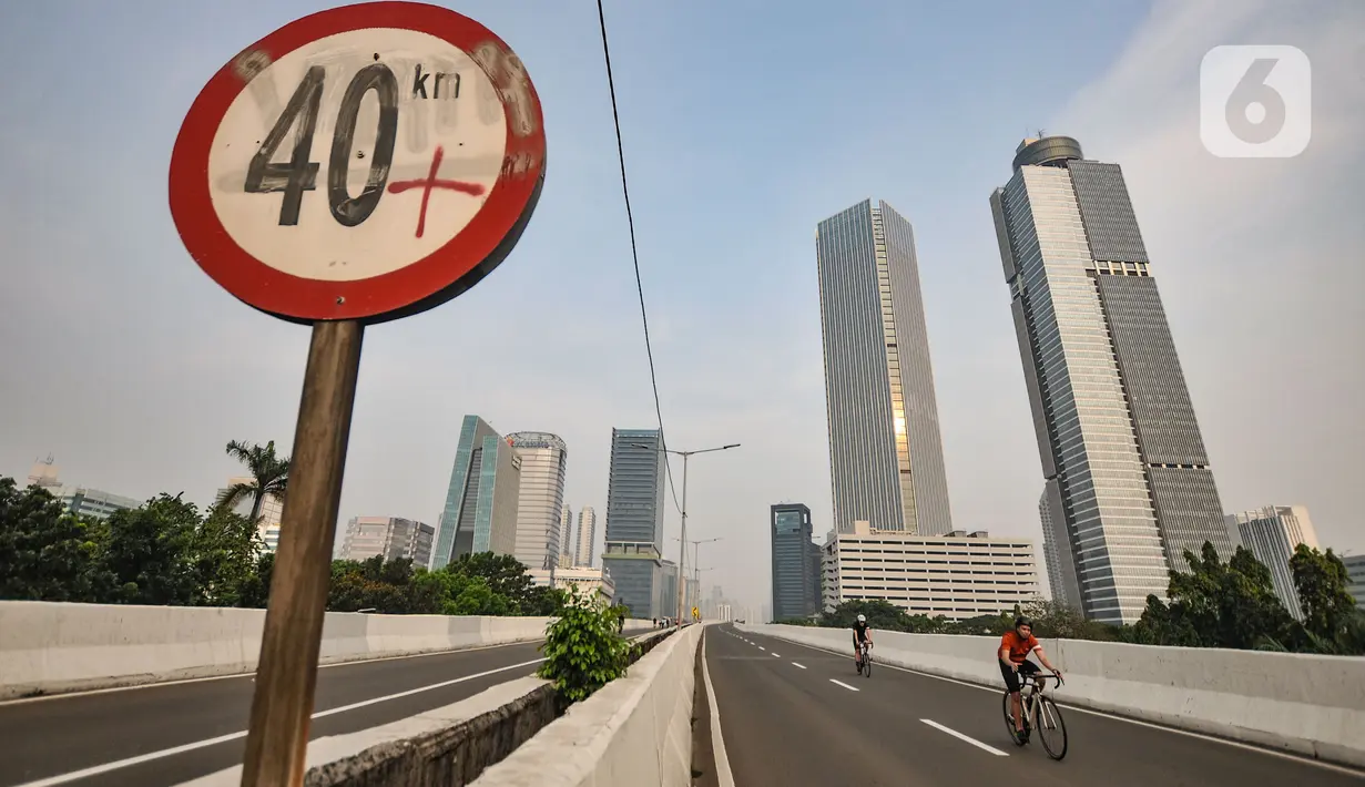 Pesepeda melintasi Jalan Layang Non Tol (JLNT) Kampung Melayu-Tanah Abang saat uji coba jalur sepeda balap atau Road Bike, Jakarta, Minggu (23/5/2021). Uji coba lintasan Road Bike tersebut sebagai langkah untuk memfasilitasi arena bagi para pesepeda balap di Ibu Kota. (merdeka.com/Iqbal S Nugroho)