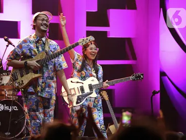 Duo musisi Endah N Rhesa tampil pada hari pertama BNI Java Jazz Festival 2022 di JIExpo Kemayoran, Jakarta, Jumat (27/5/2022). Perhelatan musik BNI Java Jazz Festival 2022 digelar pada 27-29 Mei dengan menampilkan musisi-musisi dari dalam dan luar negeri. (Liputan6.com/Johan Tallo)