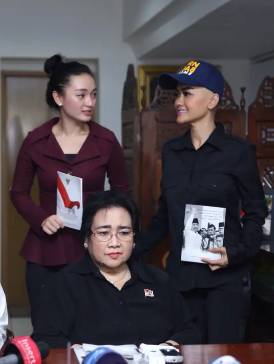"Masalah hukum tetap harus berjalan karena Indonesia kan negara hukum. Masalah menodai lambang negara Zaskia tetap mengikuti proses hukum," tegas Rachmawati. (Andy Masela/Bintang.com)