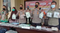 Polisi Tracking Transaksi Perbankan Pemilik 34 Kilogram Sabu. (Jumat, 11/03/2022). (Liputan6.com/Yandhi Deslatama).