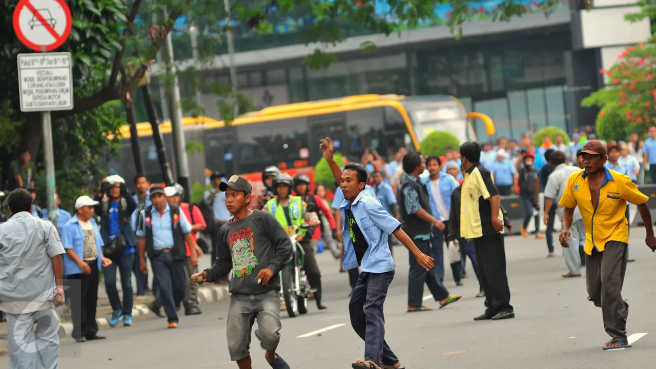 201603222-Sopir Taksi dan Gojek Bentrok Saling Lempar Batu di Sudirman-Jakarta
