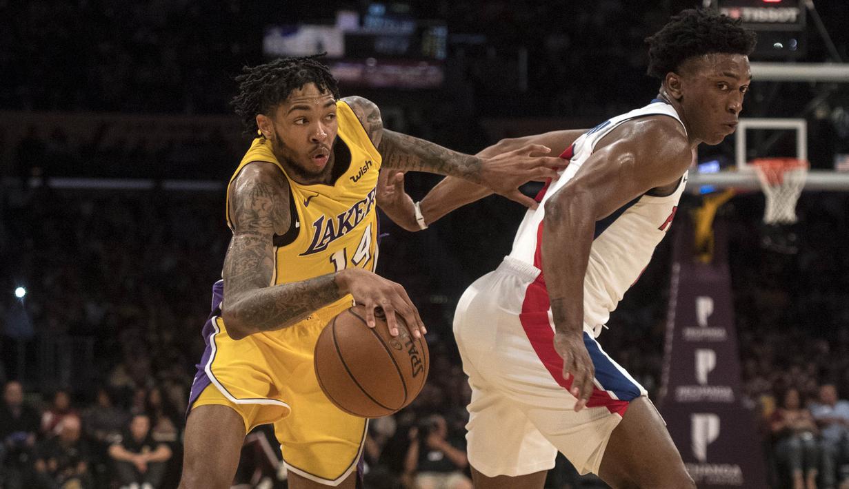 Pebasket Los Angeles Lakers, Brandon Ingram, berusaha melewati pebasket Detroit Pistons, Stanley Johnson, pada laga NBA di Staples Center, California, Selasa (31/10/2017). Lakers menang 113-93 atas Pistons. (AP/Kyusung Gong)