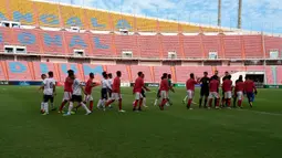 Para pemain Timnas Indonesia U-16 dan Timor Leste U-16 sebelum laga grup G Piala AFC U-16 di Stadion Rajamangala, Bangkok, Senin (18/9/2017). Timnas Indonesia U-16 menang 3-1. (Bola.com/PSSI)