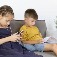 Dibalik banyaknya manfaat dari penggunaan handphone, dampak negatifnya pun sama banyaknya. Oleh karena itu, sebagai orangtua, kamu harus melakukan beberapa pendekatan pada anak, seperti di bawah ini. [Dok/freepik.com]