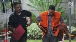 Tersangka Ali Murtopo dikawal petugas saat akan menjalani pemeriksaan di Gedung KPK, Jakarta, Kamis (6/12). Ali Murtopo diperiksa sebagai tersangka dugaan suap Bupati Malang Rendra Kresna. (Merdeka.com/Dwi Narwoko)