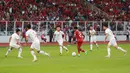 <p>Pemain Timnas Indonesia, Yakob Sayuri berusaha melewati pemain Vietnam dalam laga leg pertama babak semifinal Piala AFF 2022 di Stadion Utama Gelora Bung Karno (SUGBK), Jumat (6/1/2023) sore WIB. (Bola.com/M Iqbal Ichsan)</p>