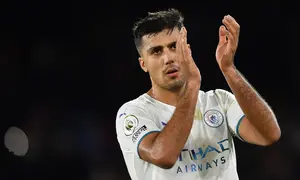 Di sektor gelandang bertahan ada nama Rodri yang selalu dipercaya Pep Guardiola. Pemain bernomor punggung 16 itu tampil disiplin di lini tengah Manchester City. (AFP/Ben Stansall)