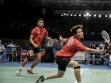 Ganda Campuran Indonesia Tontowi Ahmad/Liliyana Natsir saat beraksi melawan Dukyoung Kim/Kim Ha Na (Korea) pada laga pertama Indonesia Open 2017 di Jakarta, Selasa (13/6). Tontowi/Liliyana unggul dengan skor 19 - 21 - 21. (Liputan6.com/Faizal Fanani)