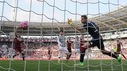 Penyerang Juventus, Alvaro Morata (tengah) mencetak gol saat timnya melawan Torino pada lanjutan liga Italia Serie A di  di Stadion Olimpico, Turin, Senin (21/3/2016) dini hari WIB. (AFP/Marco Bertorello)