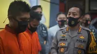 Youtuber Palembang Edo Putra dan Diky Firdaus diamankan tim Mapolrestabes Palembang usai memposting video prank bagi-bagi daging kurban berisi sampah (Liputan6.com / Nefri Inge)