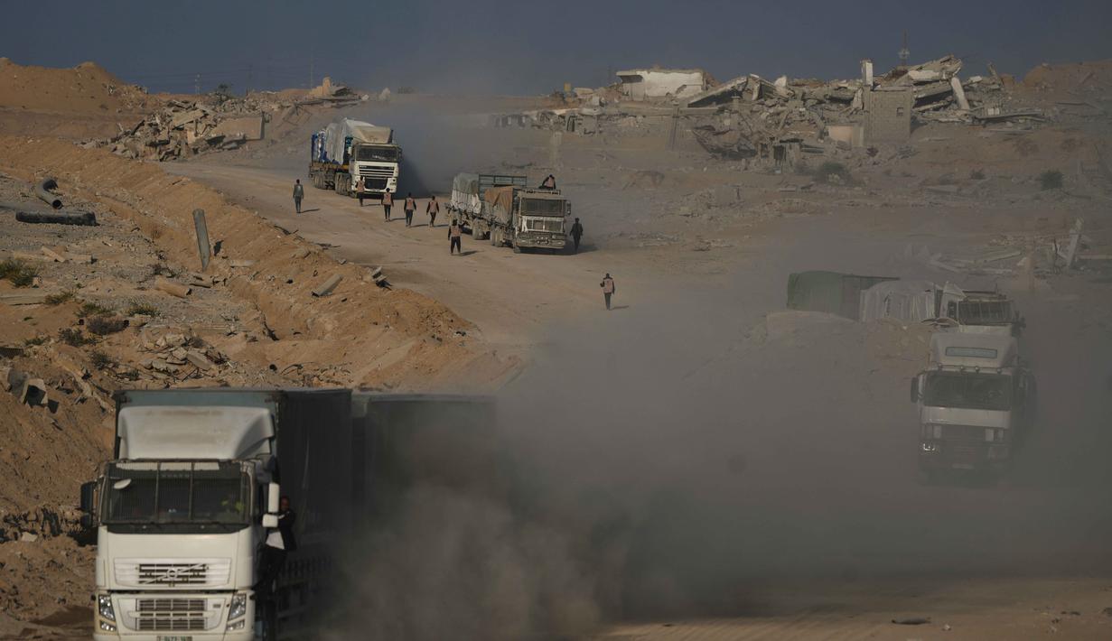 Truk-truk yang mengangkut bantuan kemanusiaan melintasi Kota Gaza setelah masuk dari Israel melalui pos perbatasan Zikim di bagian utara Jalur Gaza, Kamis 13 November 2025. Truk pengangkut bantuan kemanusiaan kembali memasuki Jalur Gaza melalui penyebrangan Zikim di utara pada Kamis (13/11/2025) waktu setempat, setelah otoritas Israel membuka kembali perbatasan tersebut. (AP Photo/Jehad Alshrafi)