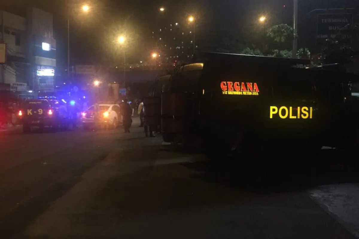 Tim Gegana cek ledakan di sekitar Teminal Kampung Melayu Jakarta Timur. 