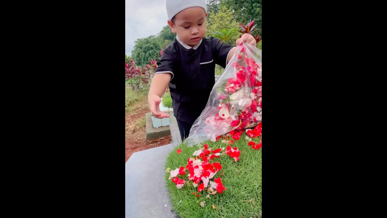 Gala Sky Kunjungi Makam Vanessa Angel dan Bibi Andriansyah, Bikin Pilu Saat Tawari Makanan Ringan Miliknya ke Batu Nisan