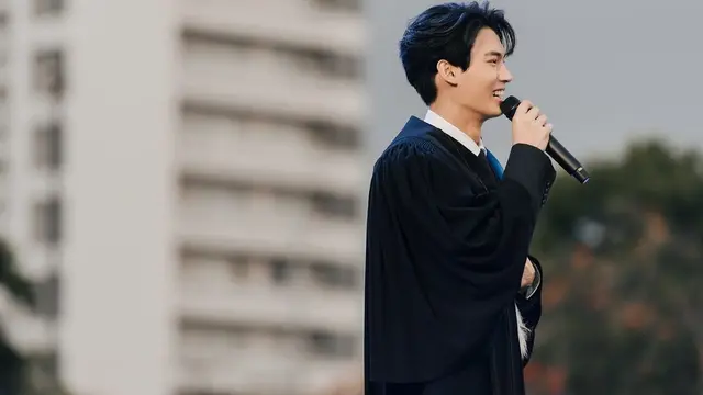 7 Momen Artis Thailand Win Metawin Rayakan Wisuda dengan Fans, Jadi Sorotan
