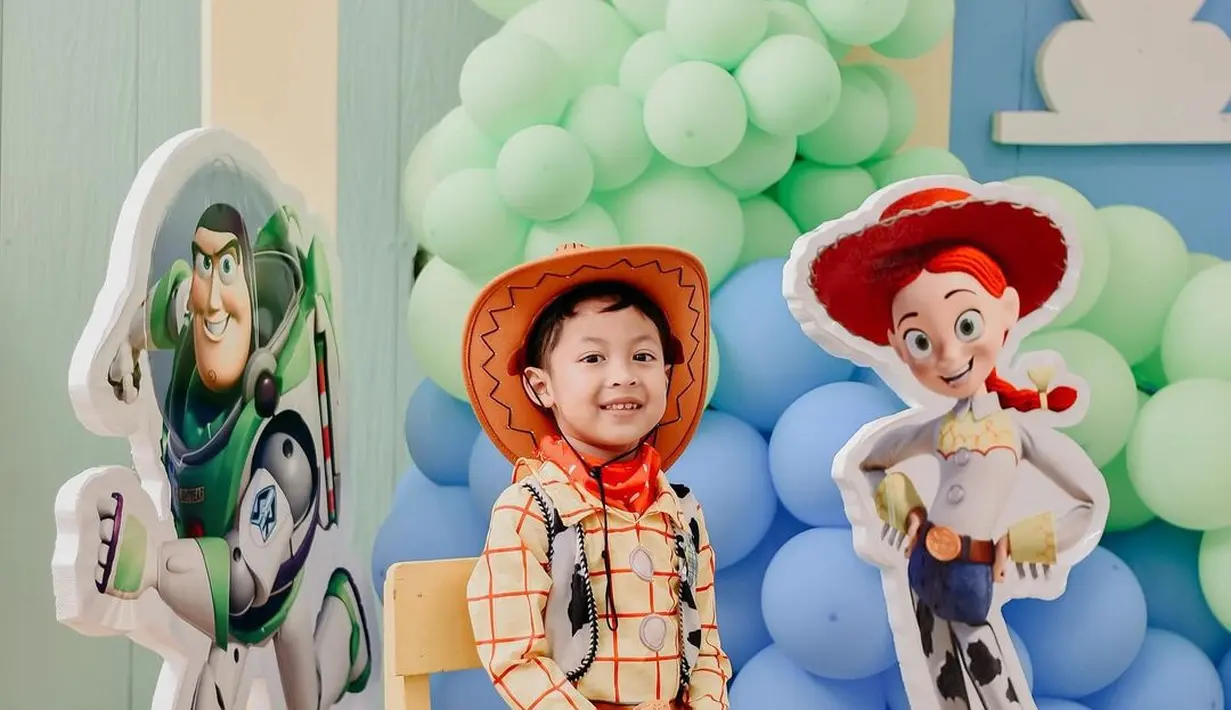 Miguel sendiri tampil menggemaskan dalam kostum Woody yang jadi salah satu karakter Toy Story [@natasharizkynew]