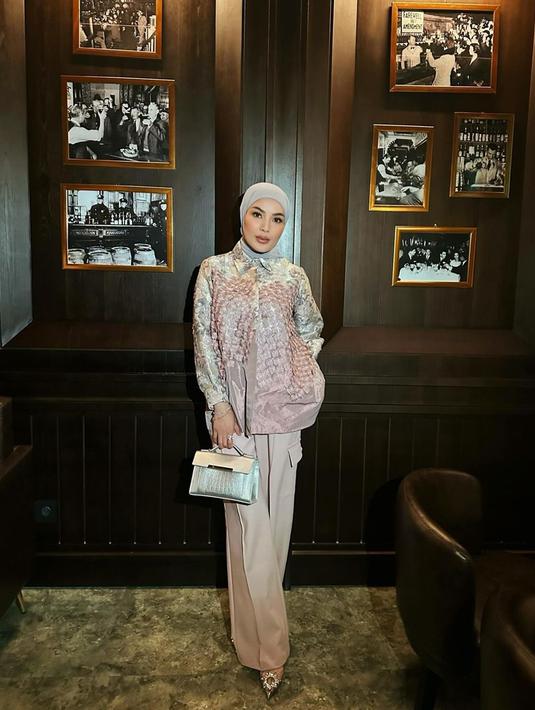 Gaya OOTD Nindy Ayunda dengan busana muslim dan hijabnya ini juga bisa dijadikan inspirasi. Terlebih, ia juga kerap tampil dengan busana semi formal berwarna pastel. (Liputan6.com/IG/@nindyayunda)