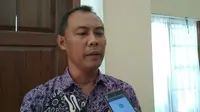 Karyadi satpam asal Cirebon korban PHK sepihak oleh PT Panjunan usai mediasi dengan anggota dewan. Foto (Liputan6.com / Panji Prayitno)