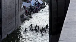 Sejumlah warga berenang di sungai Nil untuk mendinginkan badannya, Kairo, Mesir, Rabu (12/8/2015). Gelombang panas yang melanda seluruh mesir telah menewaskan 61 orang dan 600 orang dirawat dirumah sakit.  (REUTERS/Mohamed Abd El Ghany)