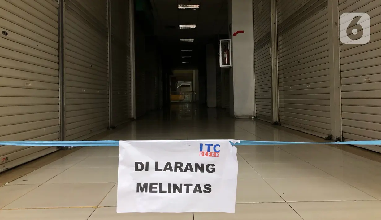 Pemberitahuan larangan melintas terpasang di salah satu pusat perbelanjaan di kawasan Depok, Jawa Barat, Kamis (4/6/2020). Pembukaan sejumlah mal di Depok akan dilakukan pada 16 Juni 2020, meski PSBB Depok berakhir pada hari ini. (Liputan6.com/Immanuel Antonius)