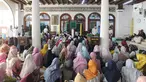 Warga berziarah di makam Habib Husein bin Abubakar Alaydrus di dalam Masjid Keramat Luar Batang, Penjaringan, Jakarta, Minggu (1/9/2019). Pada Tahun Baru Islam 1 Muharram 1441 H, Masjid Luar Batang dipadati peziarah dari berbagai kota di pulau Jawa. (merdeka.com/Arie Basuki)
