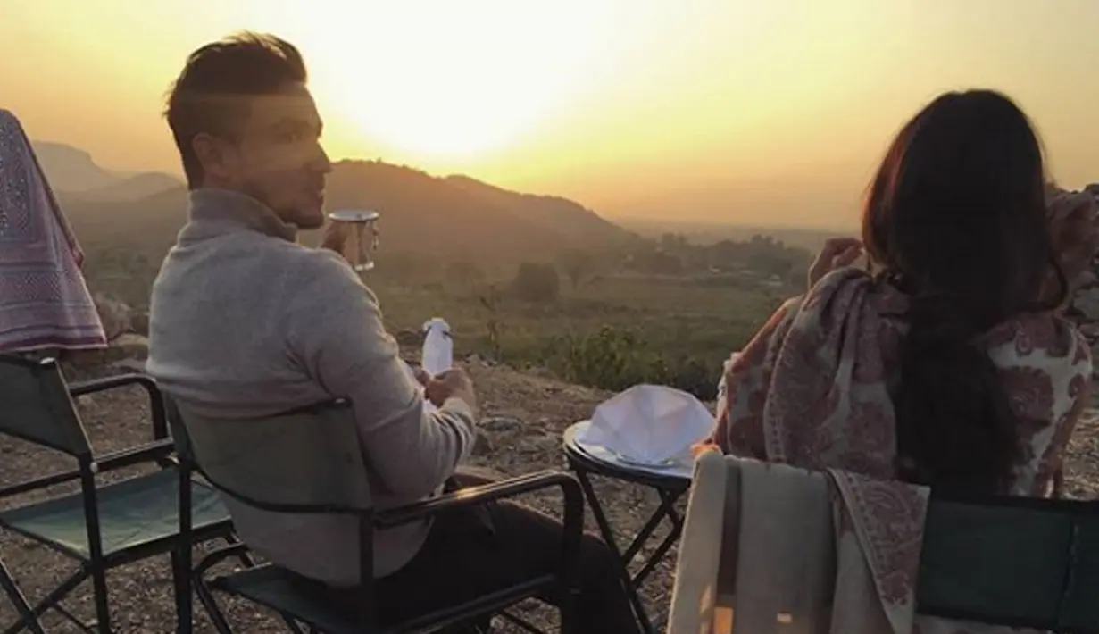 Penyanyi Raisa Andriana dan Hamish Daud menikmati sunset di Ranthambore National Park. Suasana romantis menyelimuti keduanya. (Instagram/hamishdw)