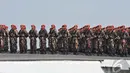 Sebanyak 18.580 prajurit TNI dari tiga angkatan dan 526 Alutsista ditampilkan dalam puncak HUT TNI ke 69, Surabaya, Selasa (07/10/2014) (Liputan6.com/Johan Tallo) 