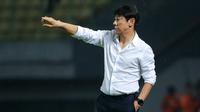 Pelatih timnas Indonesia, Shin Tae-yong,&nbsp;memberikan instruksi dari pinggir lapangan dalam pertandingan uji coba FIFA Matchday&nbsp; melawan timnas Burundi yang berlangsung di stadion Patriot Candrabhaga, Bekasi, Sabtu (25/3/2023). (Bola.com/Bagaskara Lazuardi)